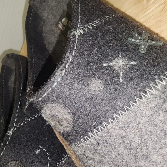 Haflinger Gray and Black Felt Mules with Color-Blocked Design - Picture 4 of 8